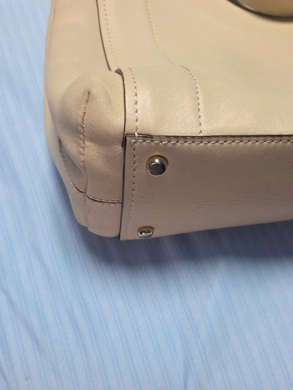 Kate Spade Ivory Bradshaw Bow Bag with Gold Accents Excellent Condition